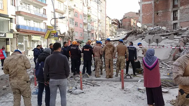 Malatya'da ağır hasarlı 5 katlı bina çöktü!