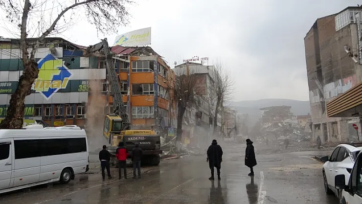 Malatya'da ağır hasarlı binaların yıkımı sürüyor