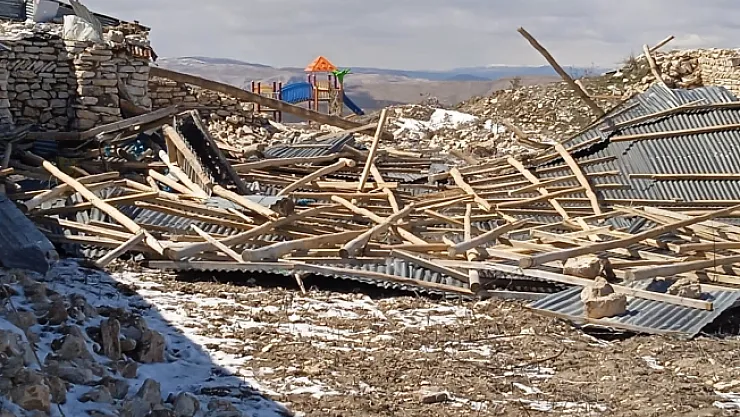 Malatya'da fırtına çatıları uçurdu