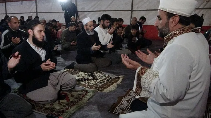 Malatya'da ilk teravih namazı çadırda kılındı