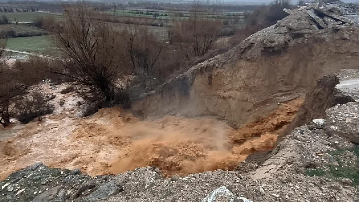 Malatya'da su kanalı patladı, mahalle su altında kaldı