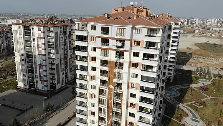 Ölümü göze alıp ağır hasarlı binadan eşyalarını çıkardılar