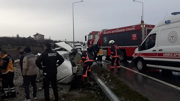 Otomobil bariyerlere çarpıp yan yattı: 3 yaralı