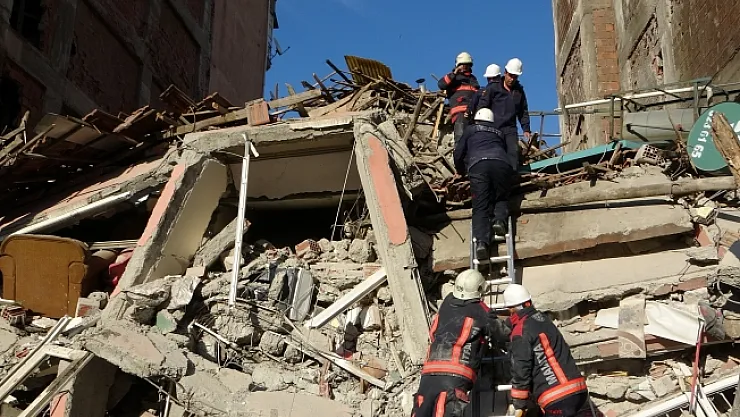 Ağır hasar alan 5 katlı bina çöktü