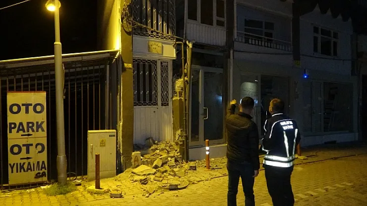 Ağır hasarlı binada göçük paniğe neden oldu