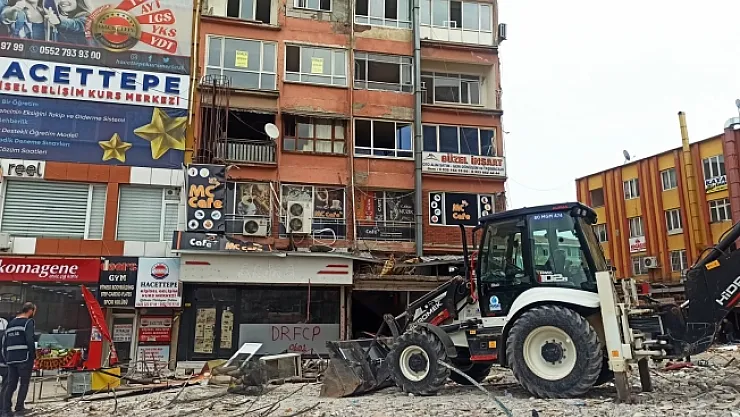 Ağır hasarlı binadan kapı sökerken düşerek ağır yaralandı