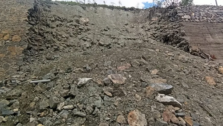 Çöken istinat duvarı tehlike oluşturuyor