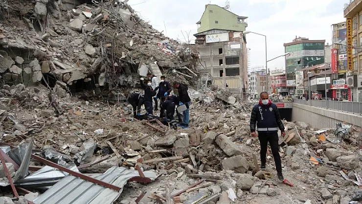 Depremden 2 ay sonra... Enkazda erkek cesedi bulundu