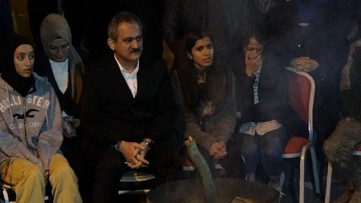 Depremzede öğrencilerden Bakan Özer'e türkülü karşılama