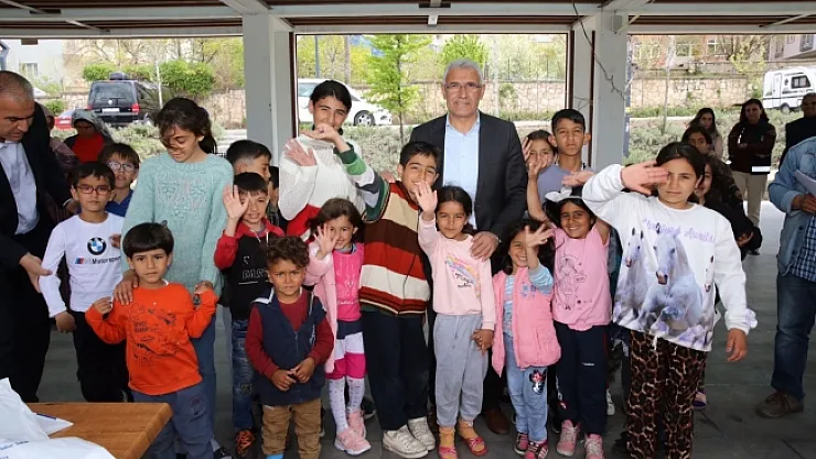 Güder, depremzede çocukların yüzünü güldürdü