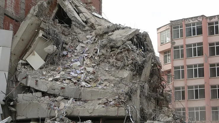 Hasar alan bina güçlükle yıkıldı