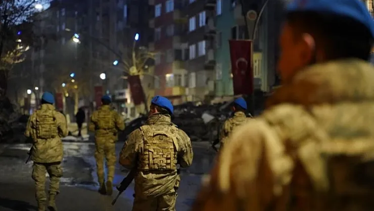 Jandarma deprem bölgesinde yaraları sarıyor