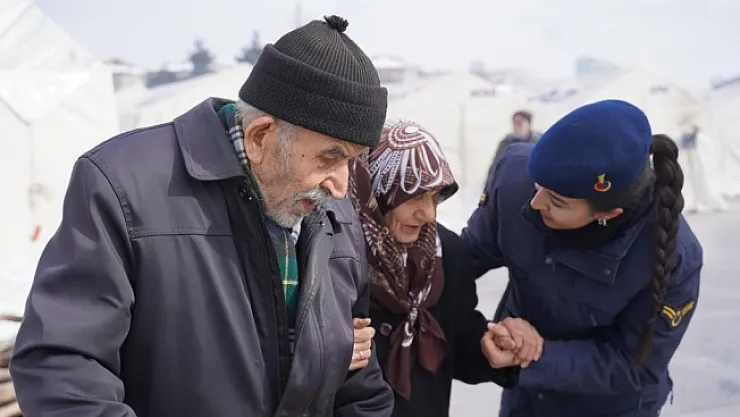 Kadın Astsubaylar deprem bölgesinde