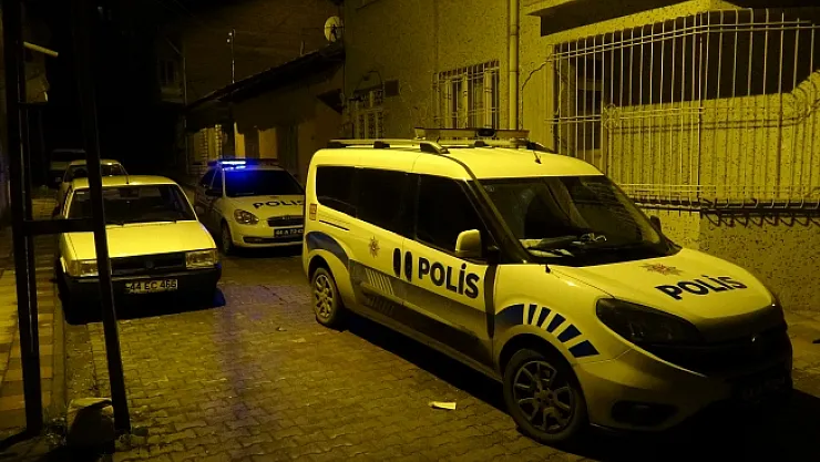 Kadınların saç baş yolduran kavgasında bıçaklanan polis memuru yaralandı