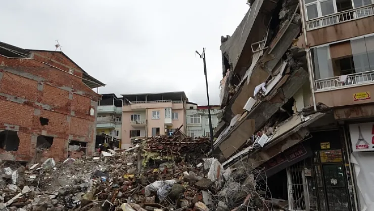 Köpeğin ulumasıyla trasa çıktılar, depremin yıkımını korkuyla izlediler