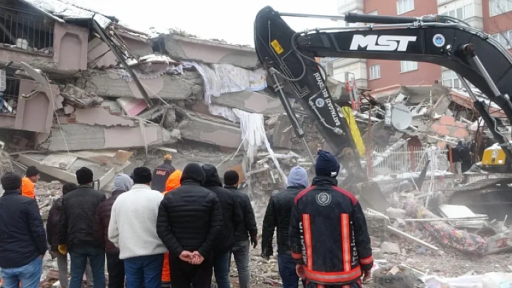 Malatya'da onlarca kişiye mezar olan iki binanın enkazı kaldırıldı