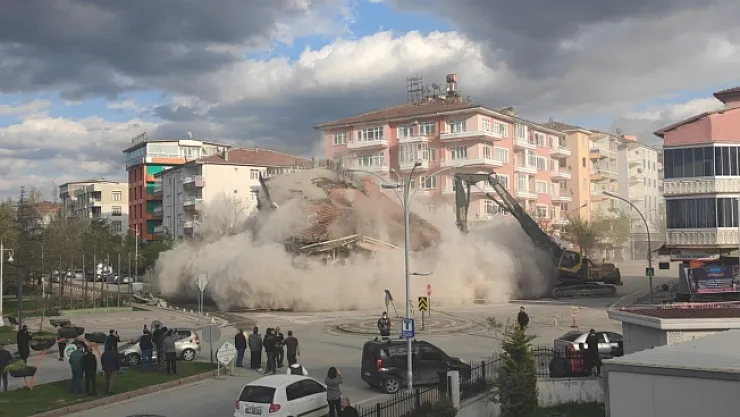 Malatya'da hasarlı binaların yıkımı sürüyor