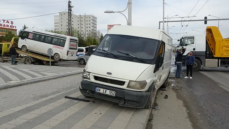 Malatya'da iki minibüs çarpıştı!