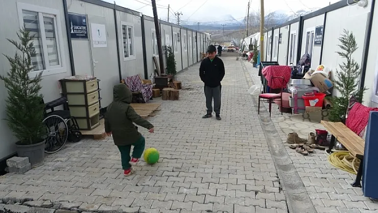Malatya'da konteyner kentlerin kurulumu sürüyor