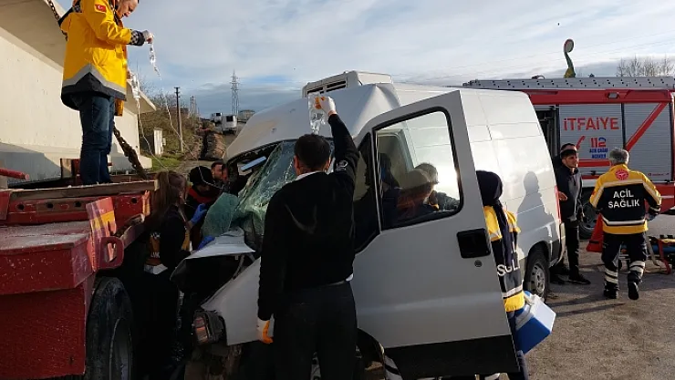 Malatyalı depremzede ailenin aracı tırla çarpıştı!