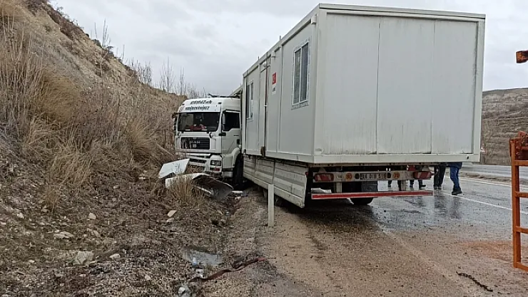 Malatya'ya konteyner taşıyan tır kaza yaptı