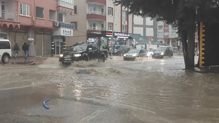 Sağanak yağış Malatya'da sokakları göle çevirdi
