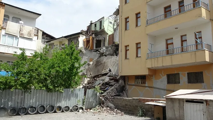 4 katlı hasarlı binada göçük meydana geldi