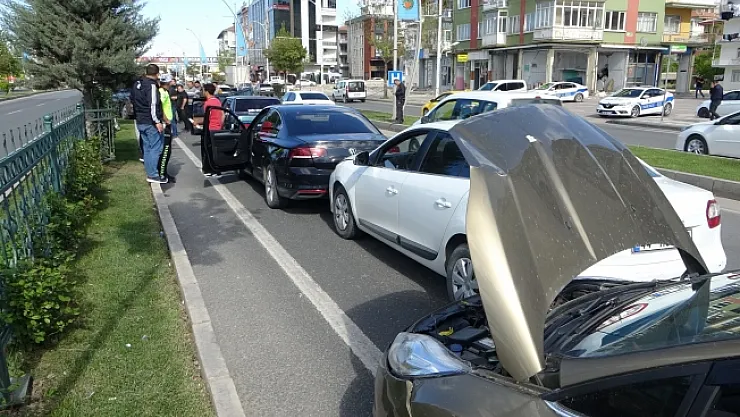 5 araç birbirine girdi trafik kilitlendi