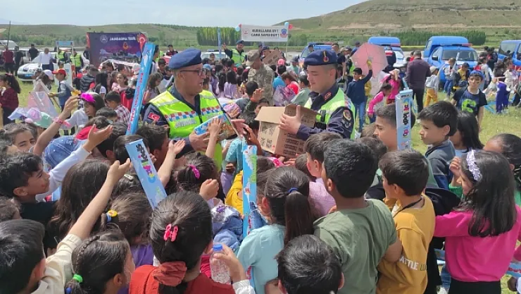 Uçurtma şenliği renkli görüntülere sahne oldu
