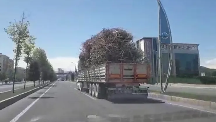 Demir yüklü kamyonun tehlikeli yolculuğu