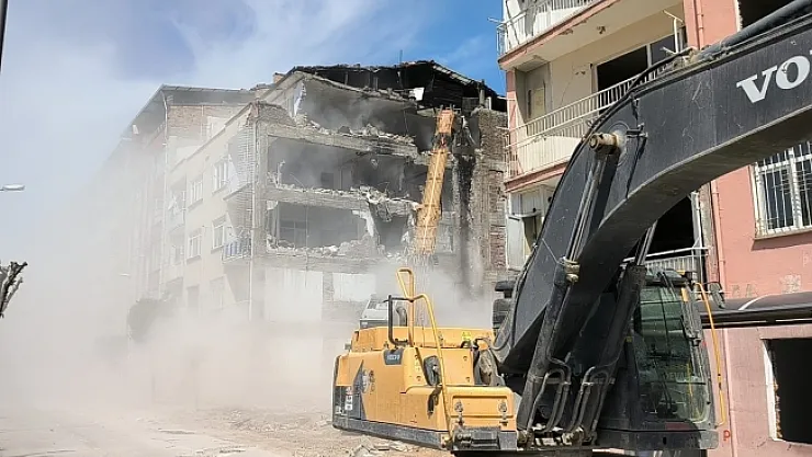 Acil yıkılacak evlerin yıkımı sürüyor