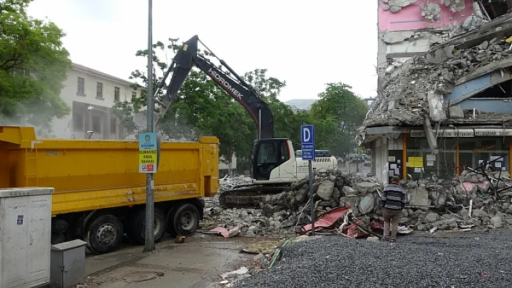Ağır hasarlı binaların yıkımı devam ediyor