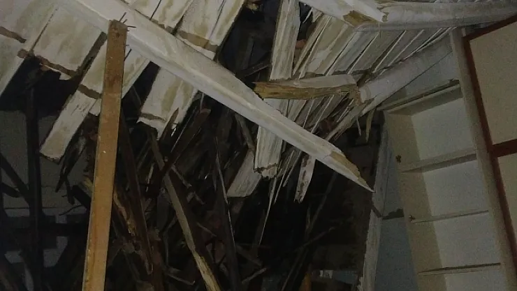 Ağır hasarlı binanın çatısı kısmen çöktü