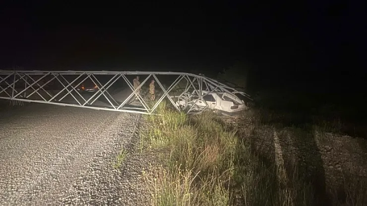 Alkollü sürücü çarptığı aydınlatma direğini yerinden söktü: 1 yaralı