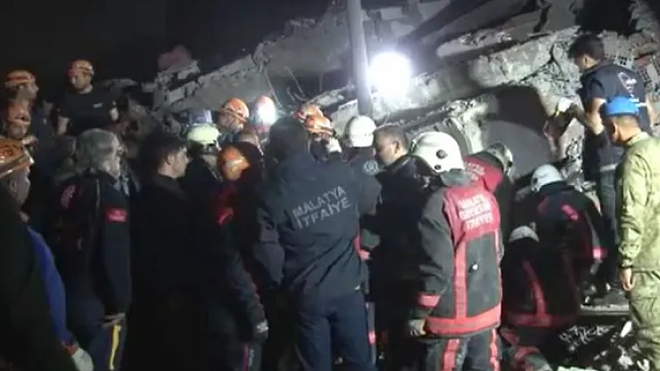 Çöken Binanın Enkazında Kalan Genç Öldü