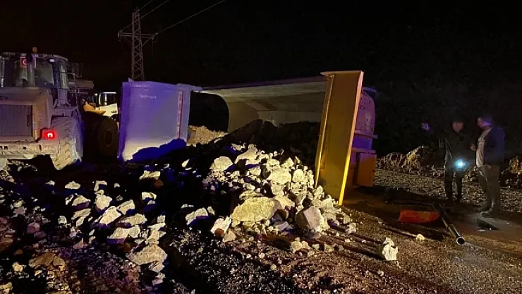 Damperi yerinden çıkan kamyon kaza yaptı