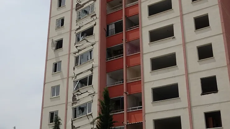 Depremde bir bölümü çöken binayı gören bir daha bakıyor