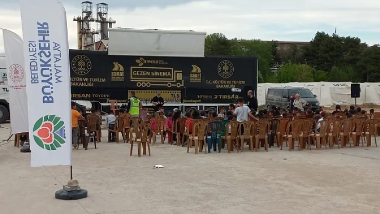 Depremzede çocuklar aileleriyle birlikte vakit geçirdiler