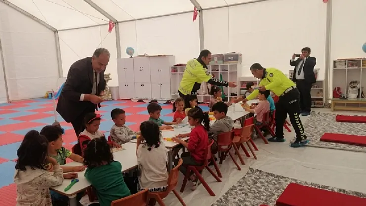 Depremzede öğrencilere trafik eğitimi