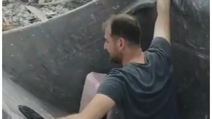 Evinin enkazında kalan milyonluk altınlarını kurtardı