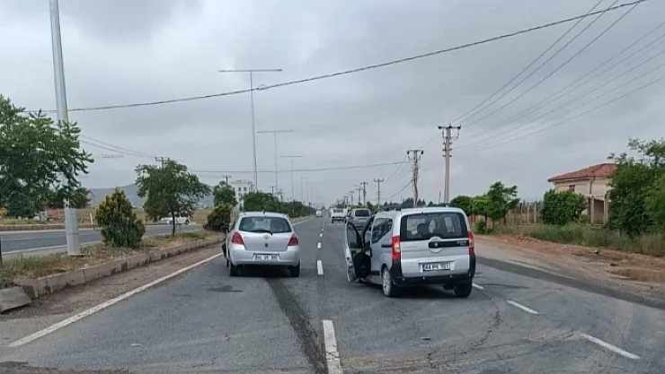 Hafif ticari araç ile otomobil çarpıştı: 2 yaralı