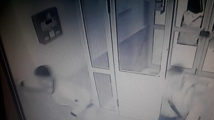 Husumetlilerin silahlı ev baskını kamerada