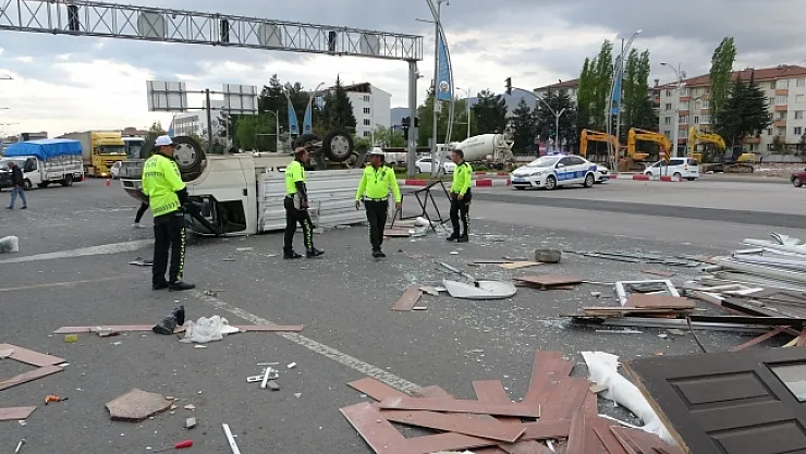İki kamyonet çarpıştı: 3 yaralı