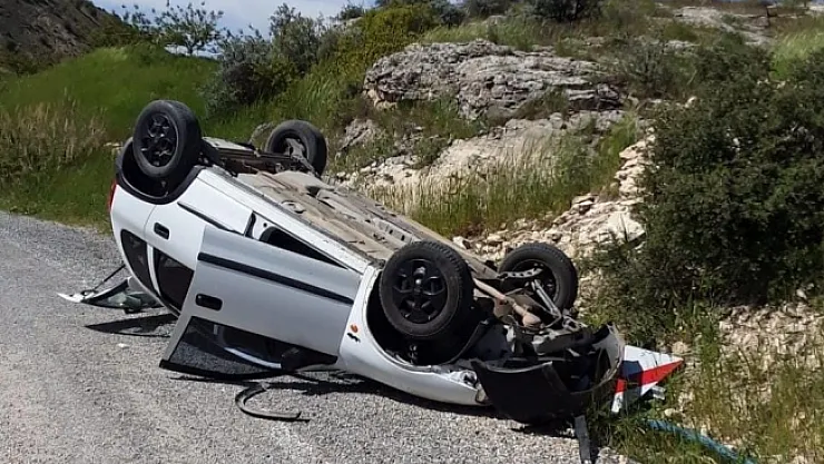 Kayaya çarpan otomobil devrilip ters döndü