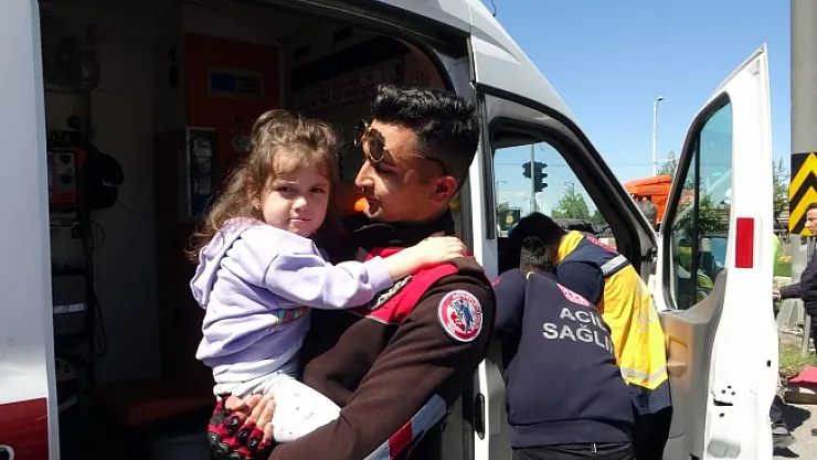 Kazada yaralanan minik Asel'e ilk müdahale polisten