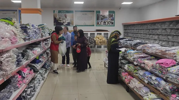 Kızılay Sosyal Market ile depremzedelerin yanında