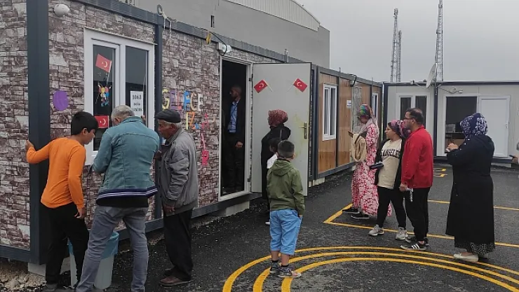 Konteyner kentte oy verme işlemi devam ediyor