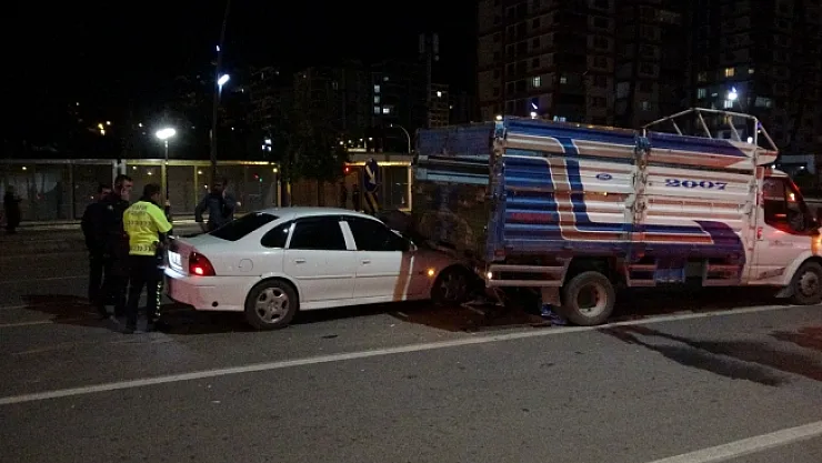 Kontrolden çıkan araç kırmızı ışıkta bekleyen kamyonete ok gibi saplandı
