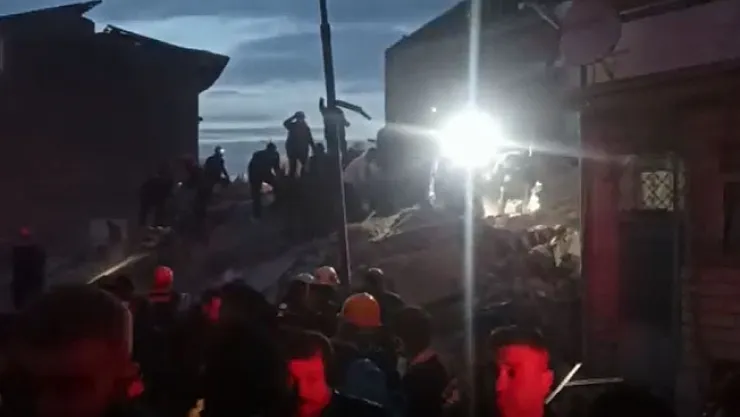 Malatya'da hasarlı bina çöktü: 1 kişi enkaz altında