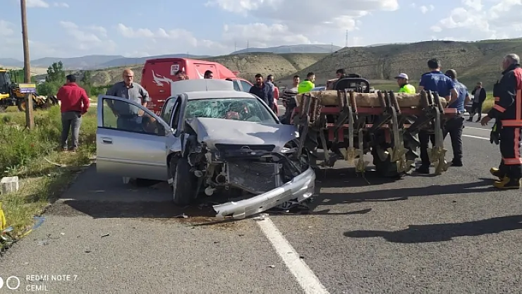 Otomobil traktöre arkadan çarptı: 1 ölü